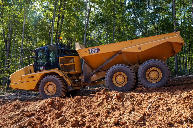 A CAT 725 articulated truck in full side profile