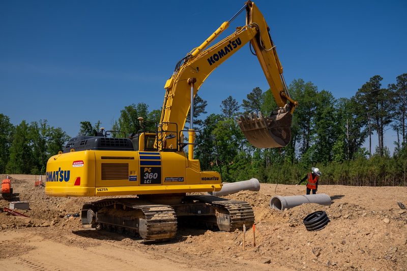 A Komatsu PC360LCi-2.0 excavator in full side profile